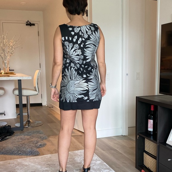 Straight cut dress size small - Picture 2 of 3